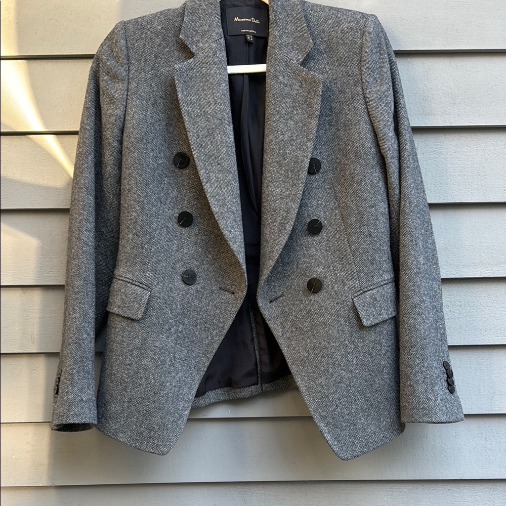 Massimo Dutti Gray Double-breasted wool blazer
Size: 6